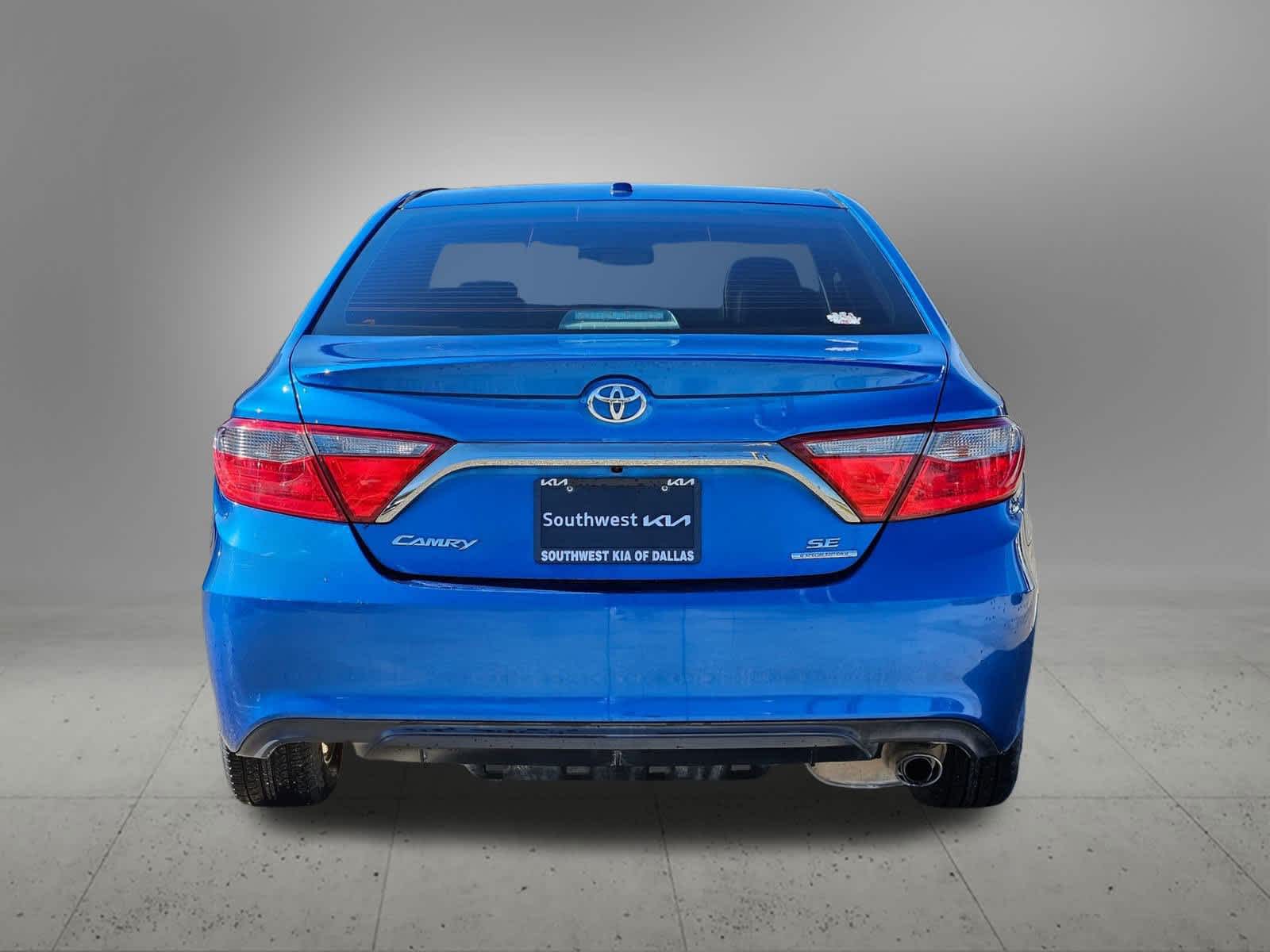 2016 Toyota Camry SE photo 3