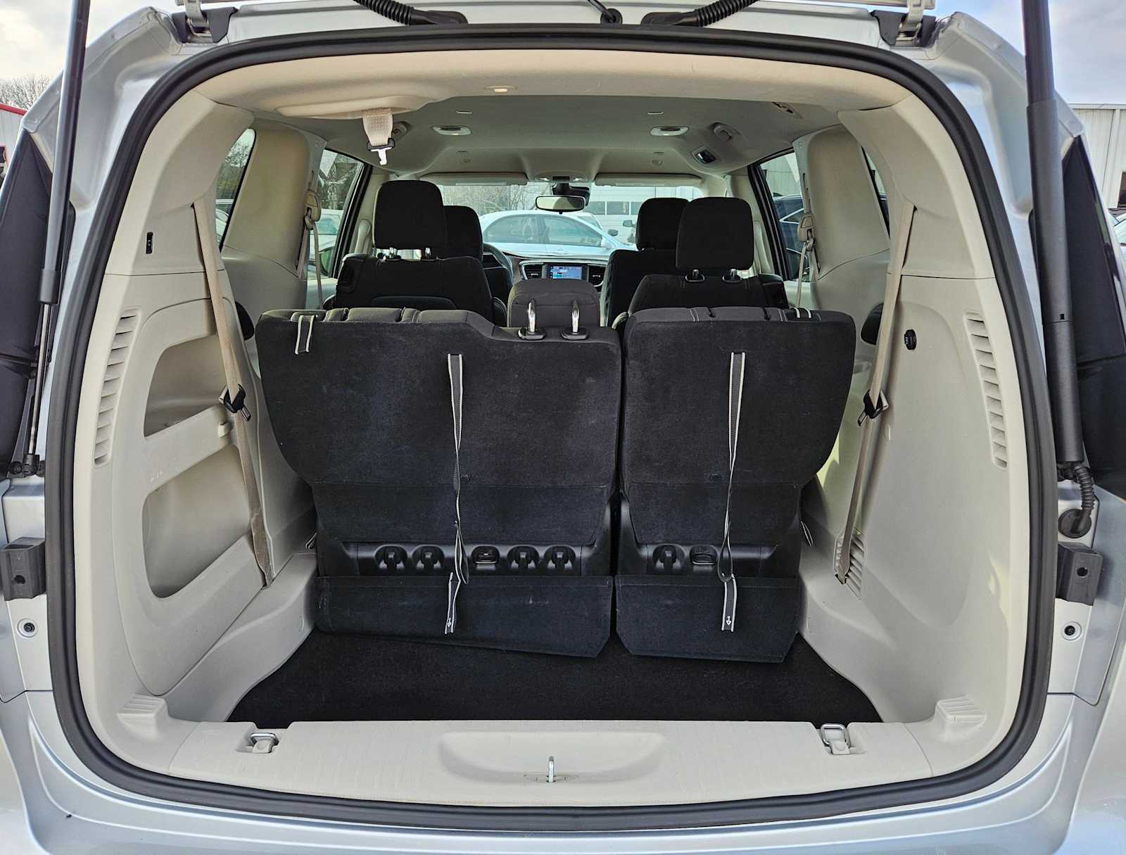 Thumbnail: 2023 Chrysler Voyager - 34