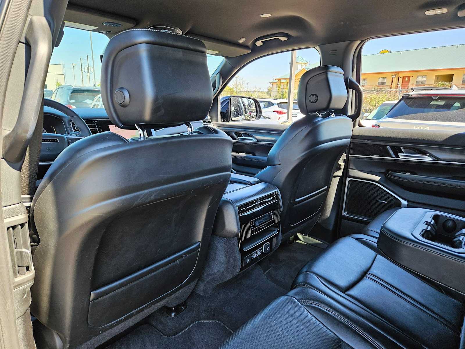 Thumbnail: 2024 Jeep Wagoneer - 15