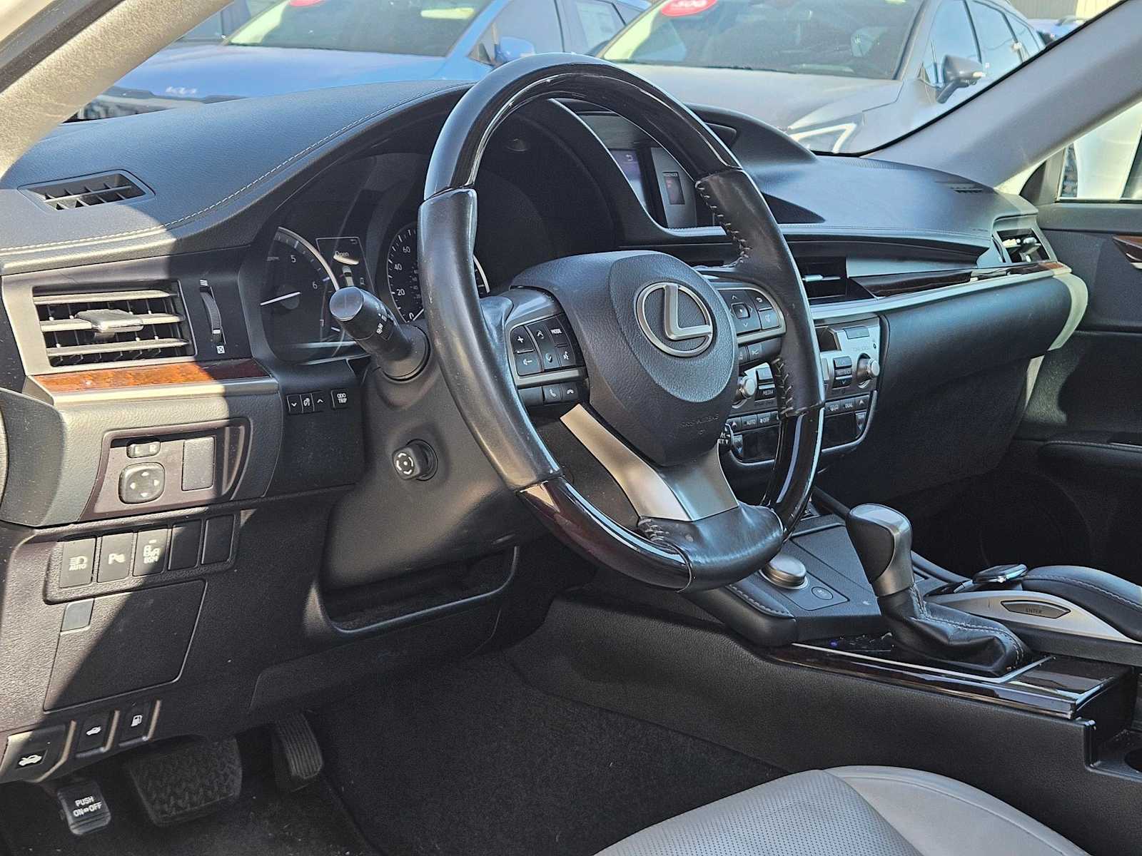 Thumbnail: 2018 Lexus ES - 2