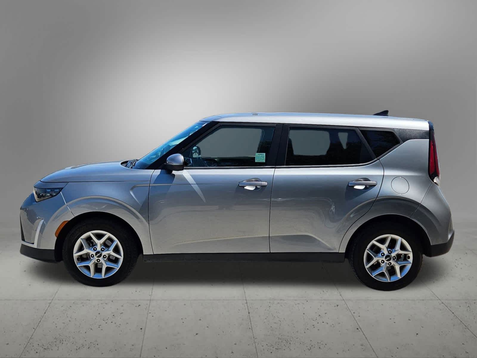 2023 Kia Soul LX photo 3