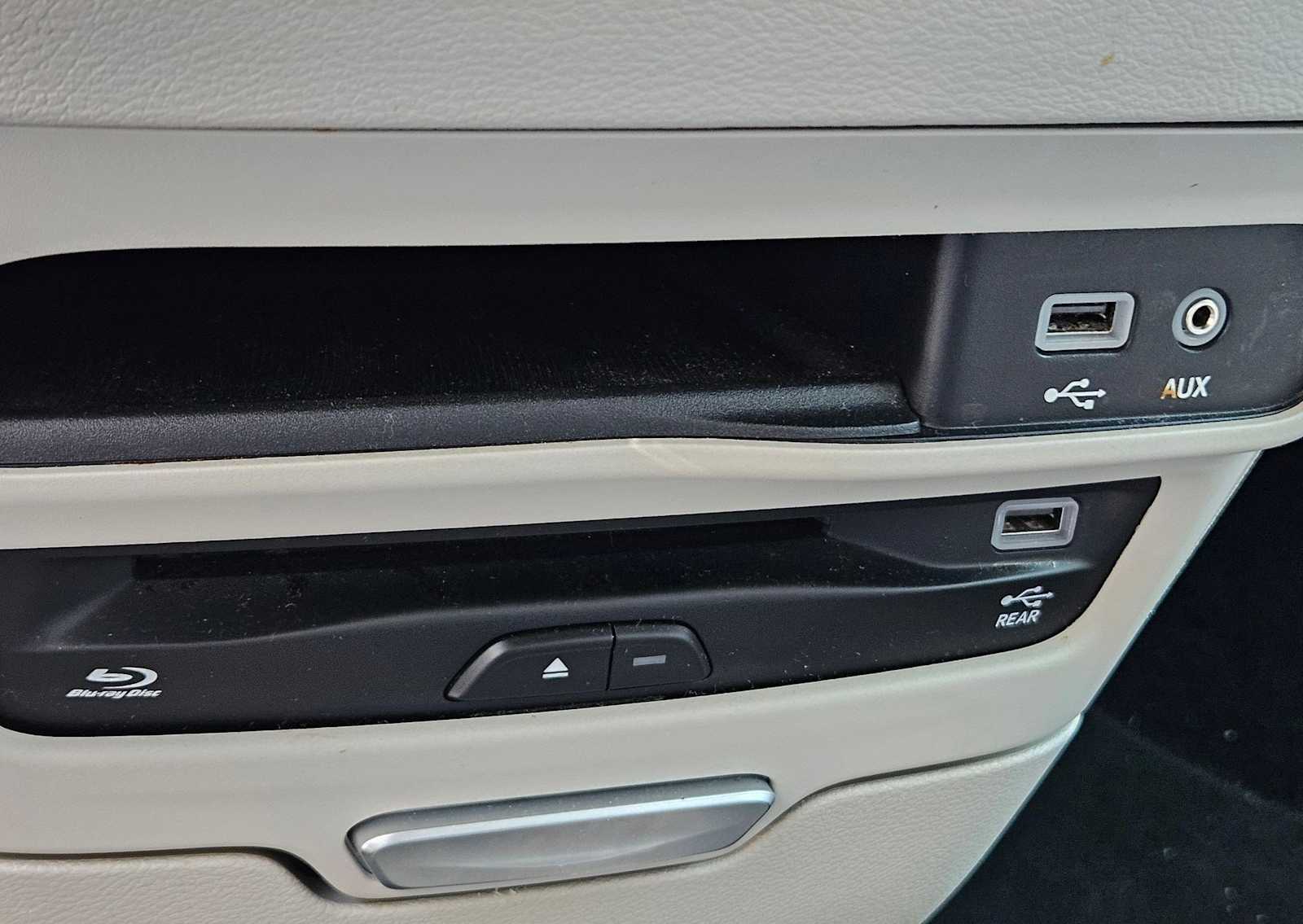 Thumbnail: 2017 Chrysler Pacifica - 29