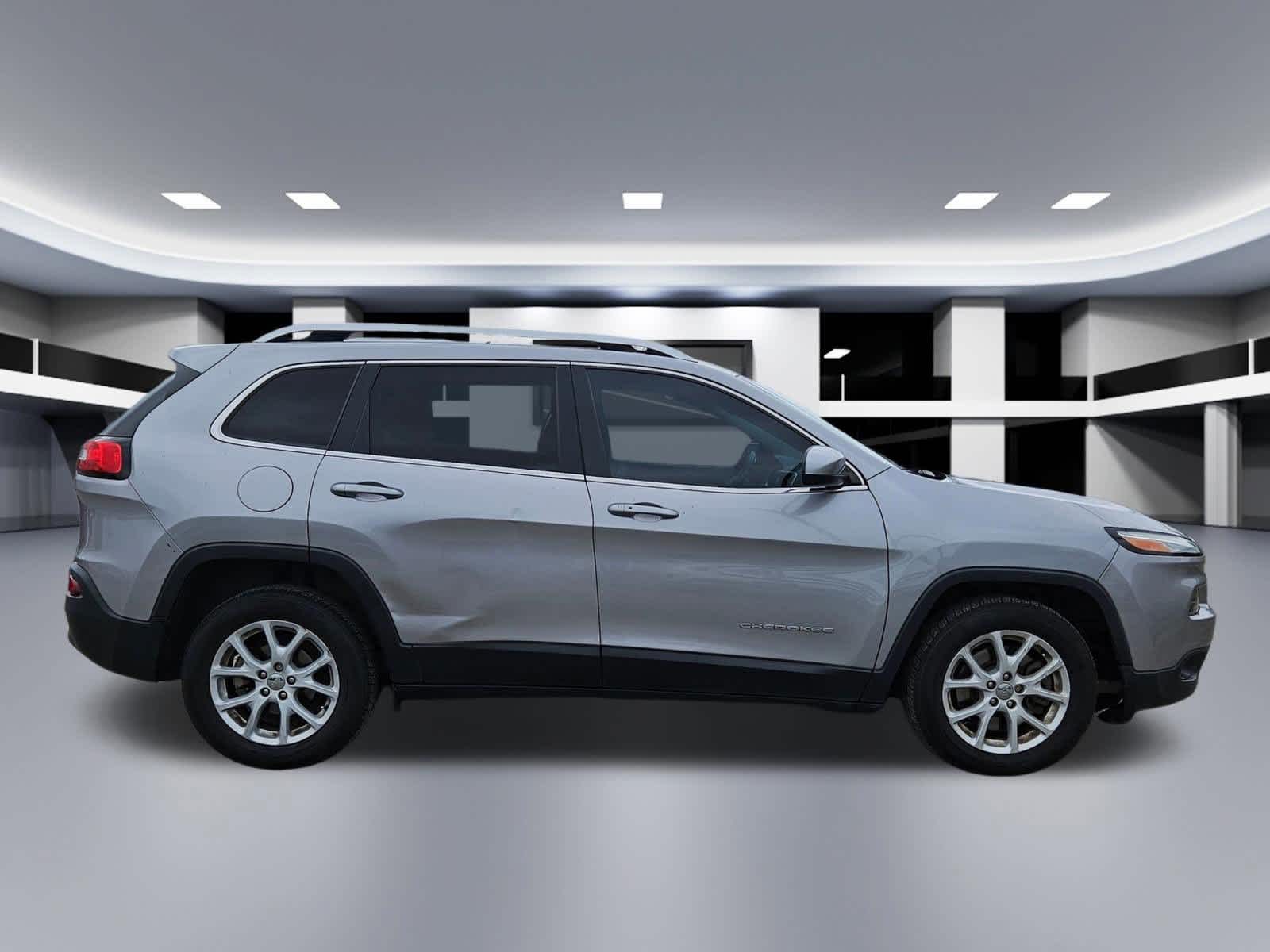 Thumbnail: 2018 Jeep Cherokee - 6