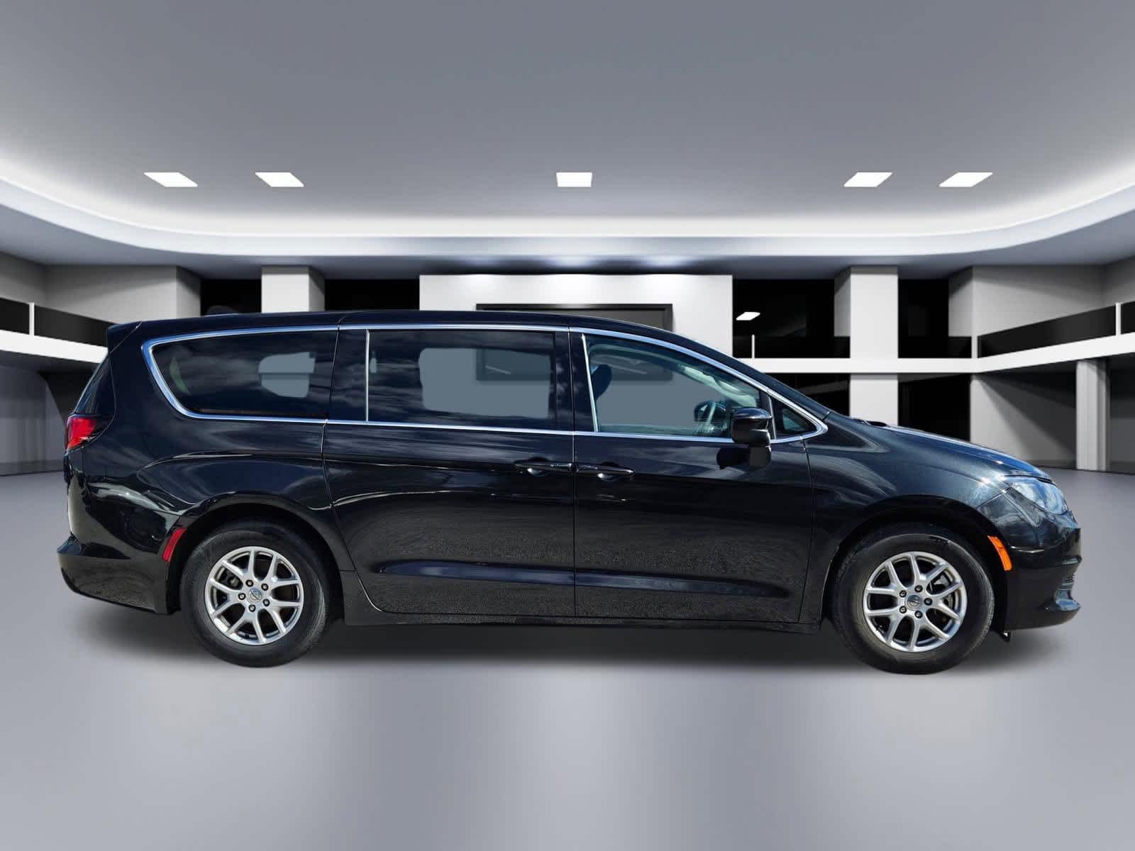 Thumbnail: 2023 Chrysler Voyager - 7