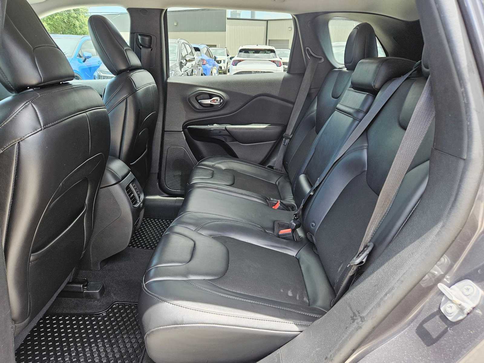 Thumbnail: 2019 Jeep Cherokee - 17