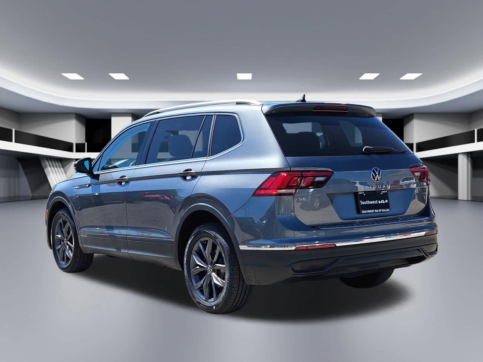 Thumbnail: 2022 Volkswagen Tiguan - 4