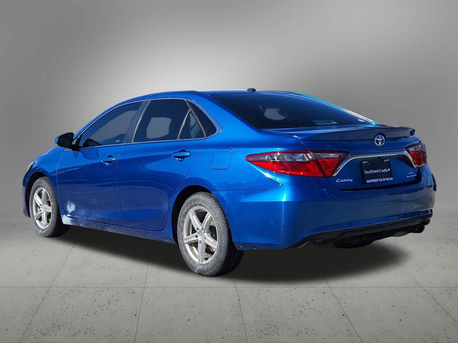 2016 Toyota Camry SE photo 2