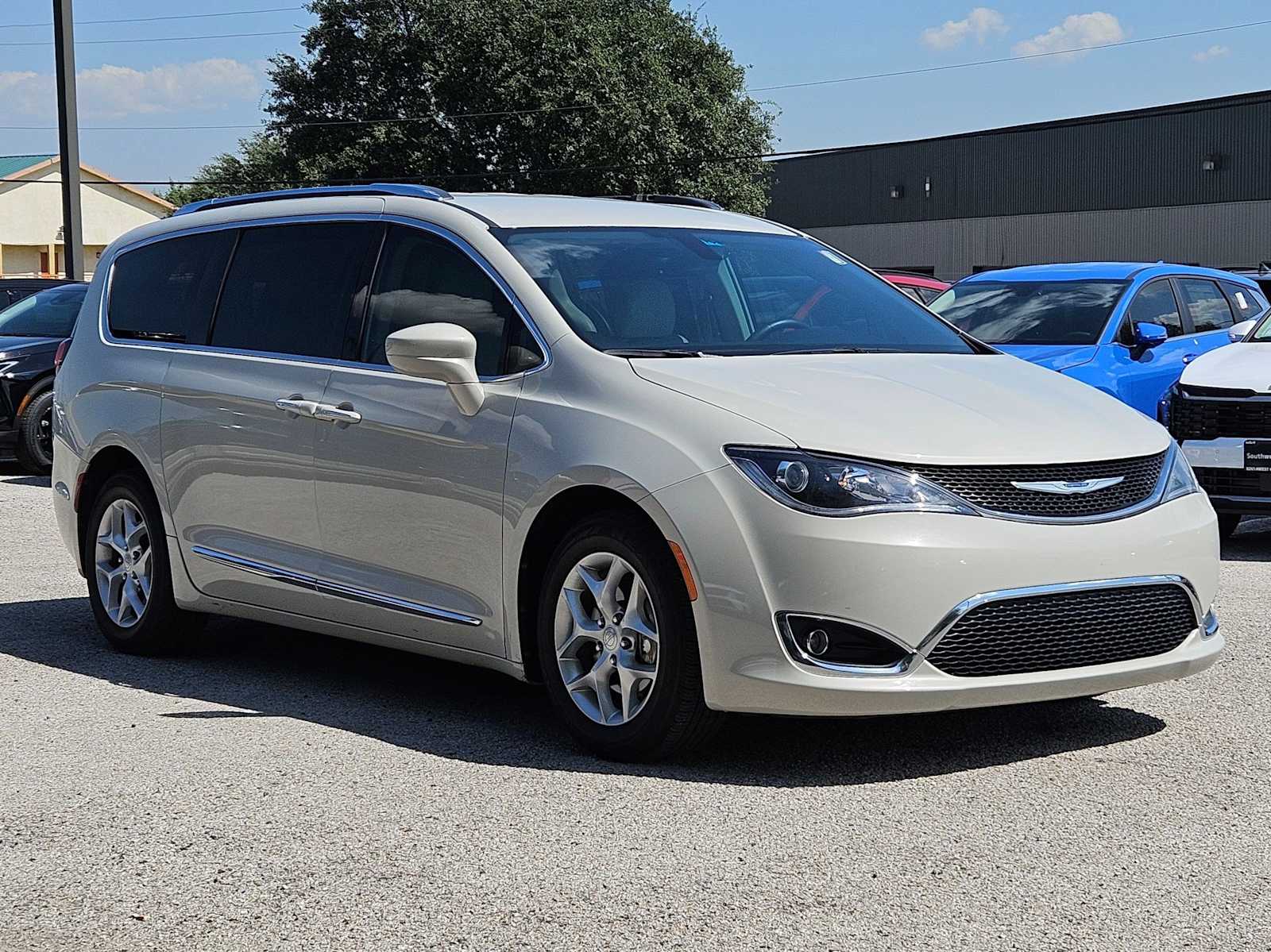 Thumbnail: 2017 Chrysler Pacifica - 7