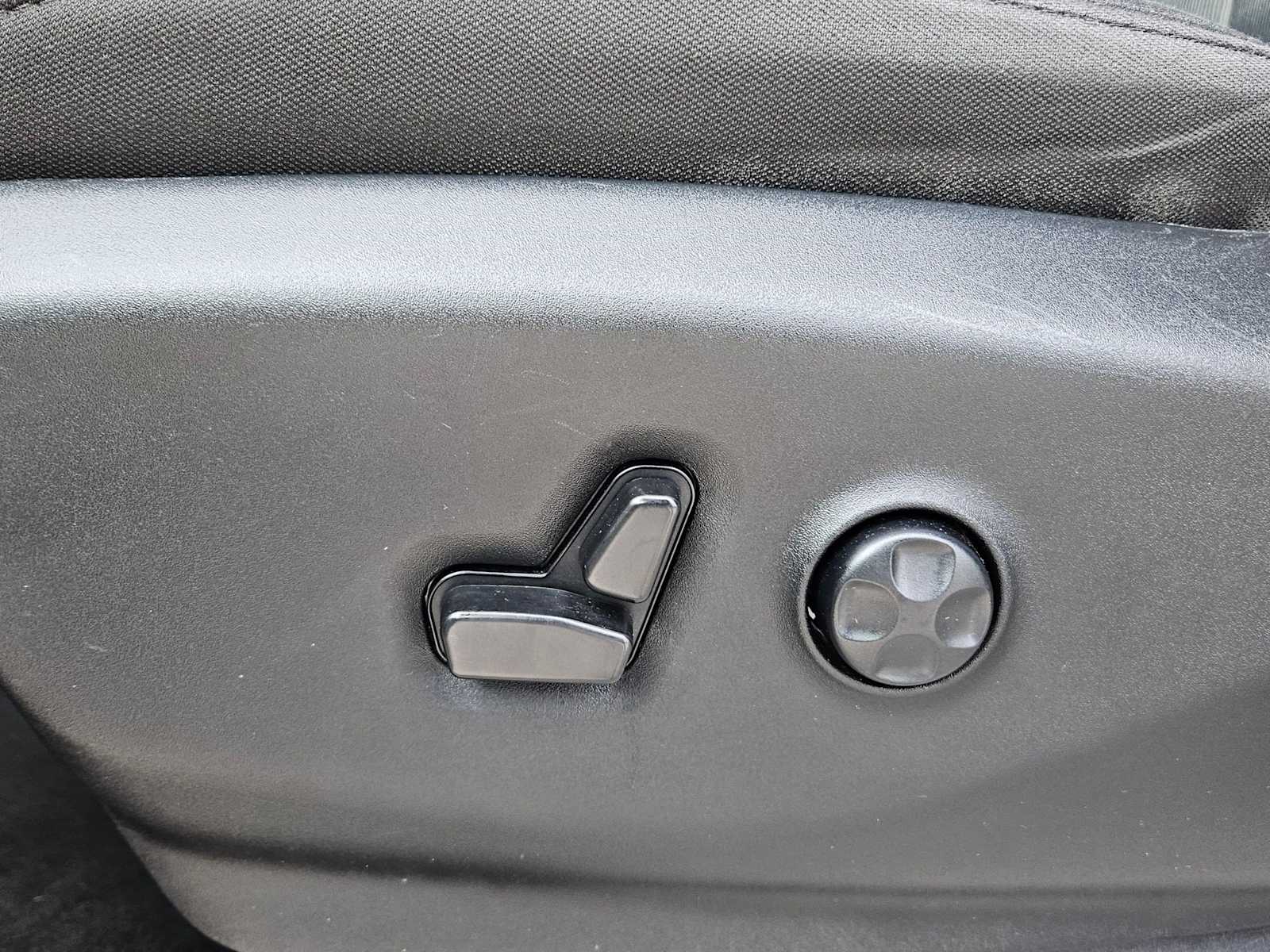 Thumbnail: 2023 Chrysler Voyager - 18