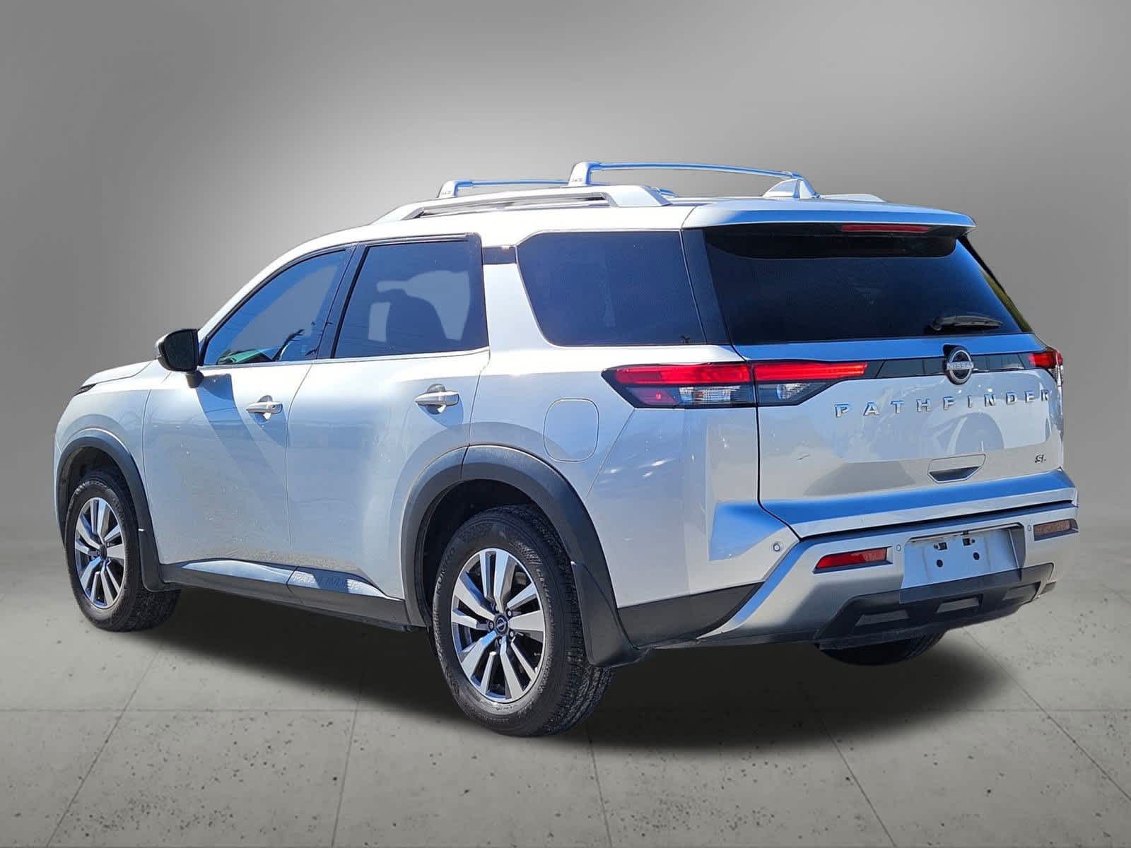 2022 Nissan Pathfinder SL photo 3