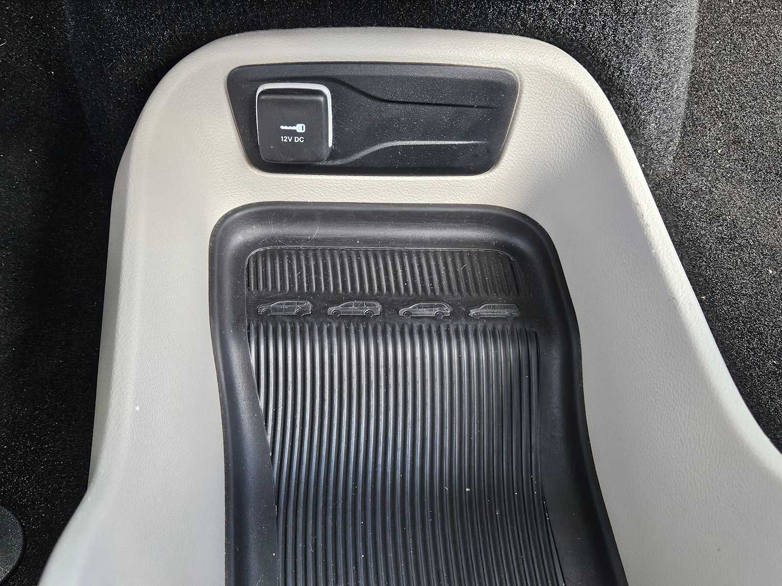 Thumbnail: 2023 Chrysler Voyager - 22