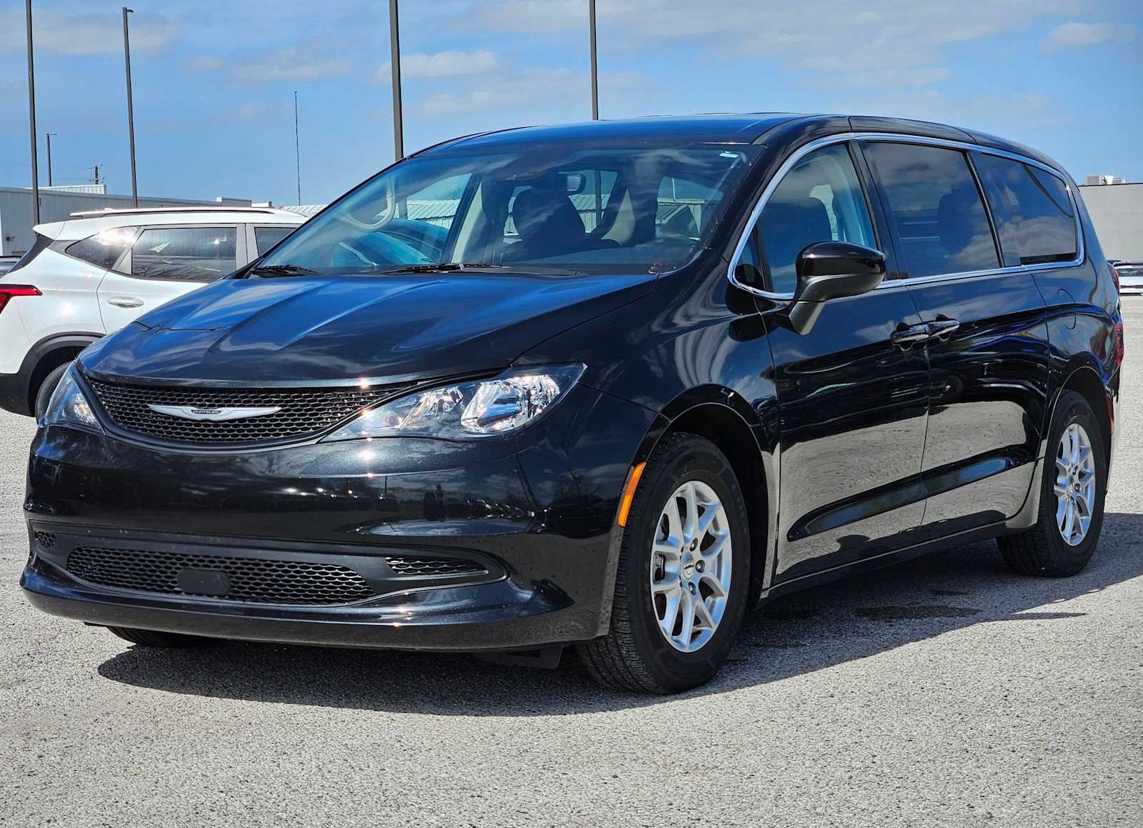 Thumbnail: 2023 Chrysler Voyager - 10