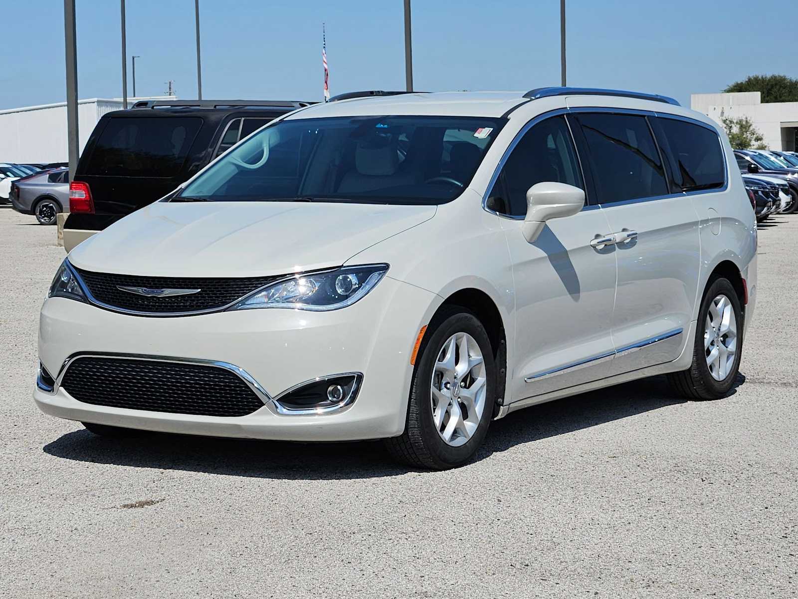 Thumbnail: 2017 Chrysler Pacifica - 9