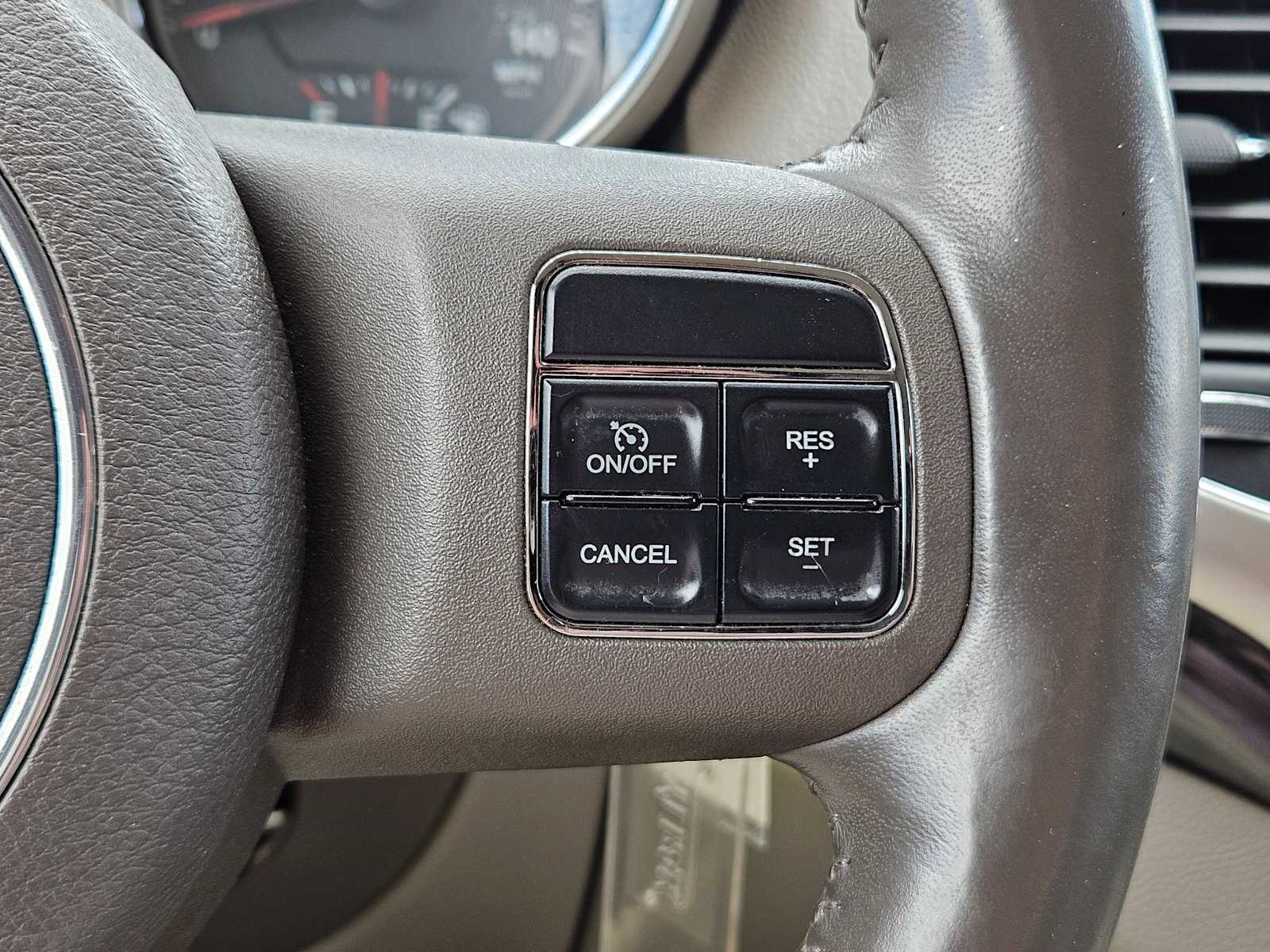 Thumbnail: 2011 Jeep Grand Cherokee - 22