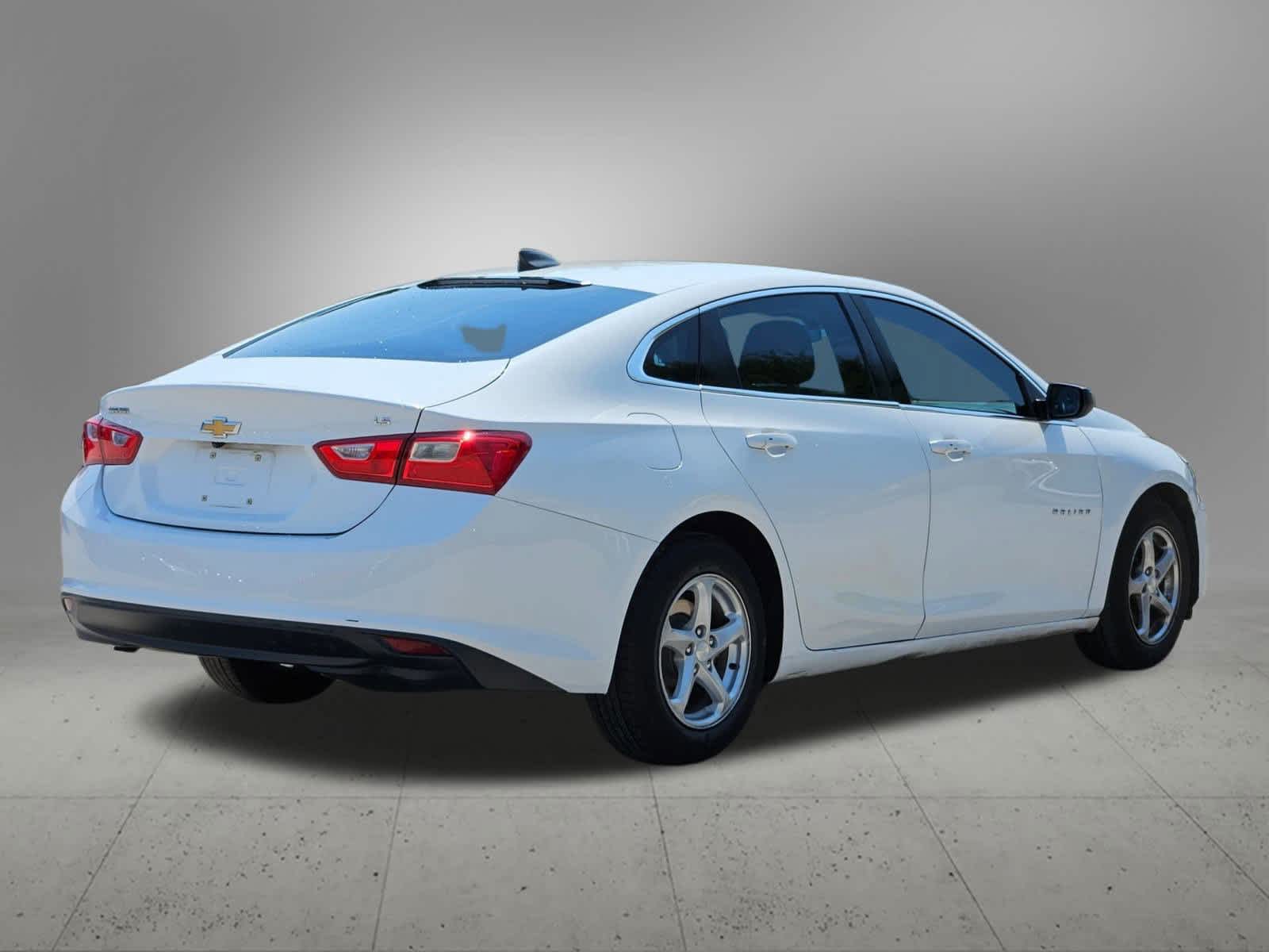 Thumbnail: 2016 Chevrolet Malibu - 5