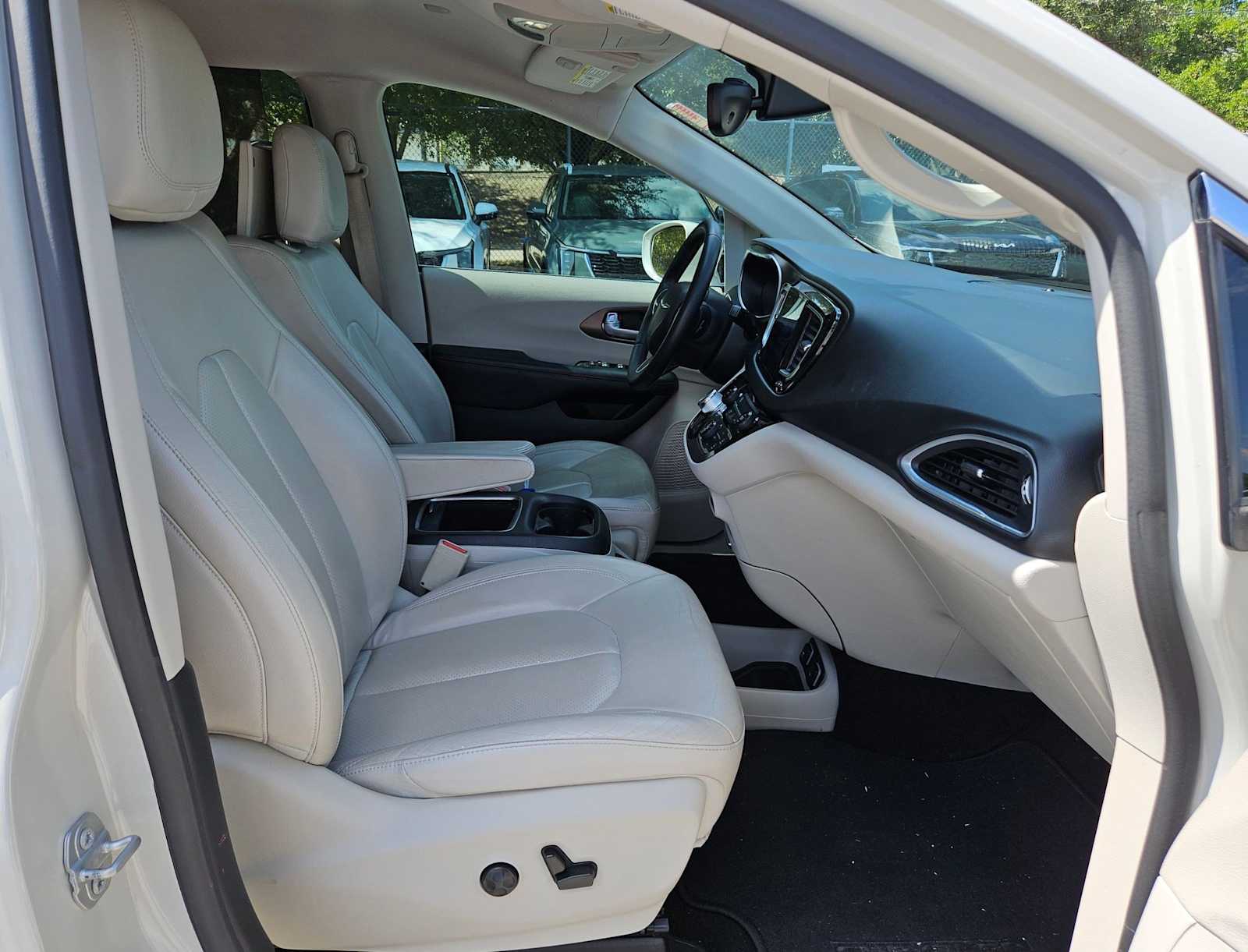 Thumbnail: 2017 Chrysler Pacifica - 21