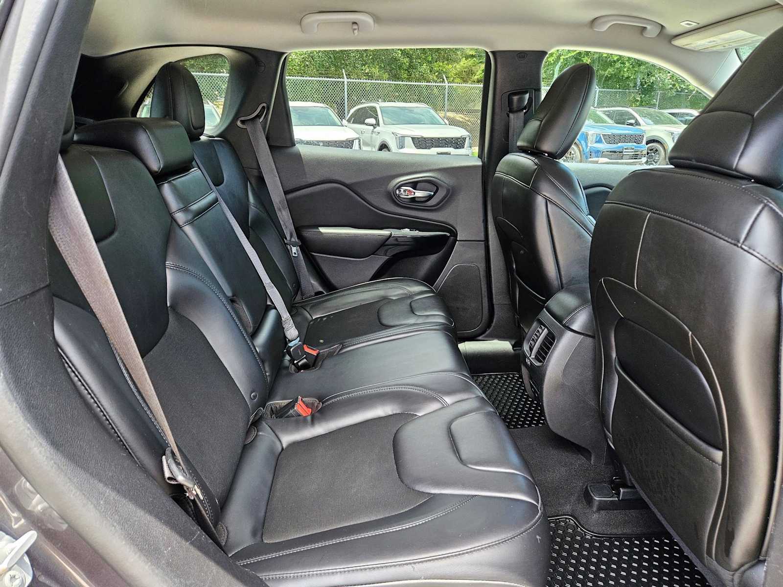 Thumbnail: 2019 Jeep Cherokee - 18