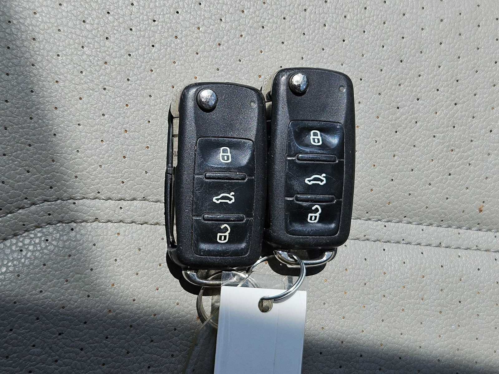 Thumbnail: 2013 Volkswagen Passat - 21