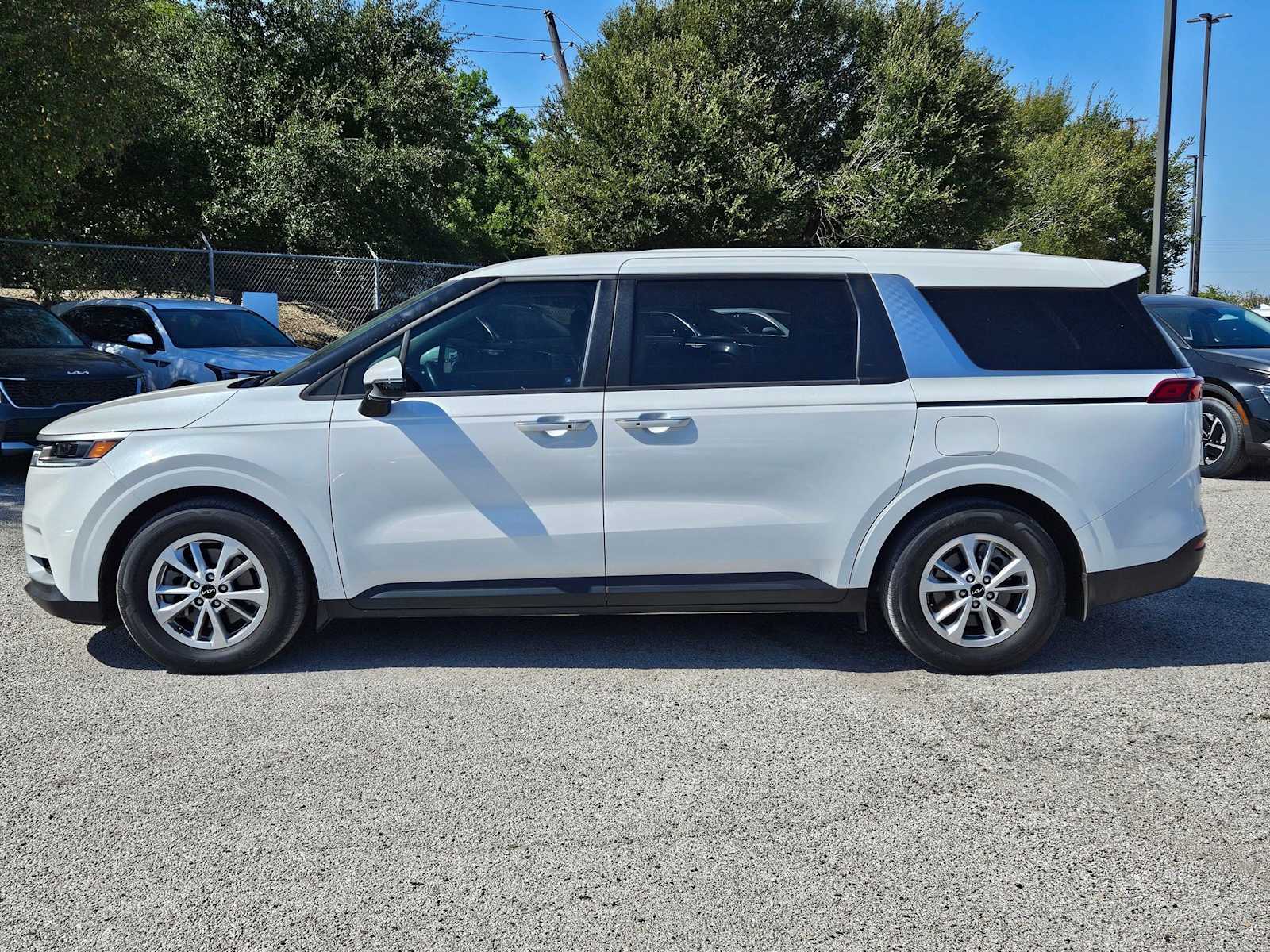 2023 Kia Carnival LX photo 3