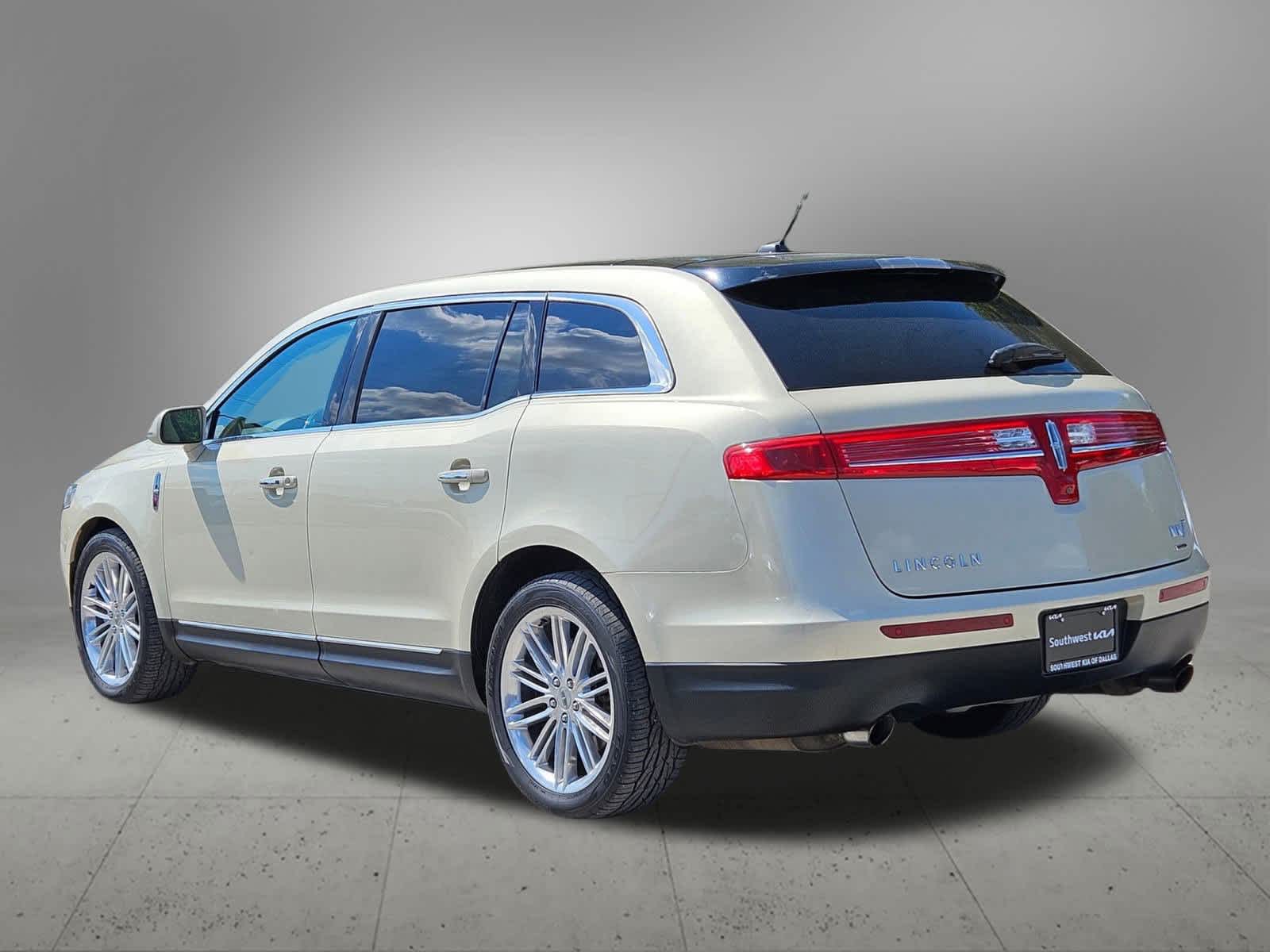2016 Lincoln MKT EcoBoost photo 2