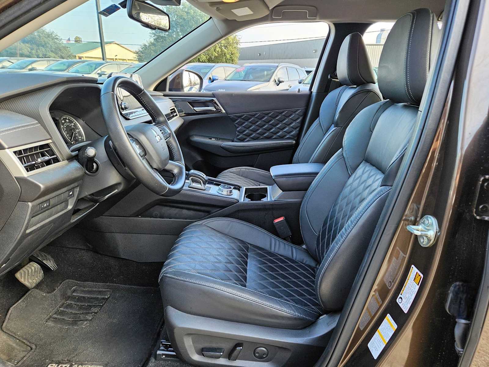 Thumbnail: 2022 Mitsubishi Outlander - 18