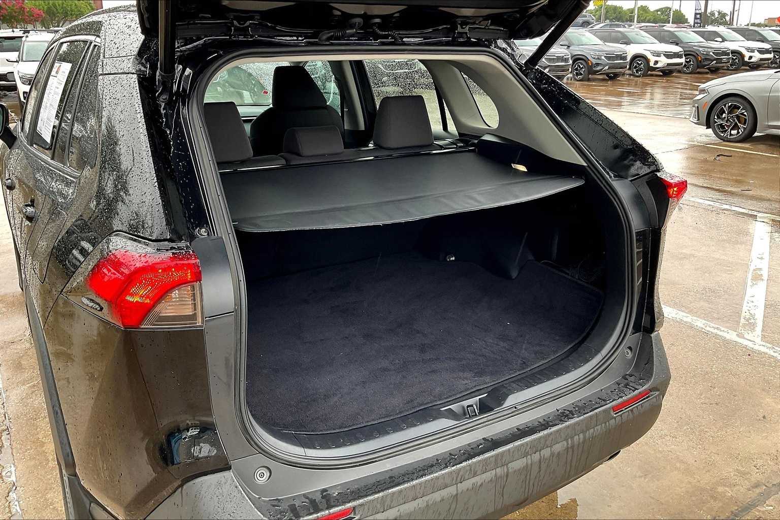 Thumbnail: 2022 Toyota RAV4 - 18