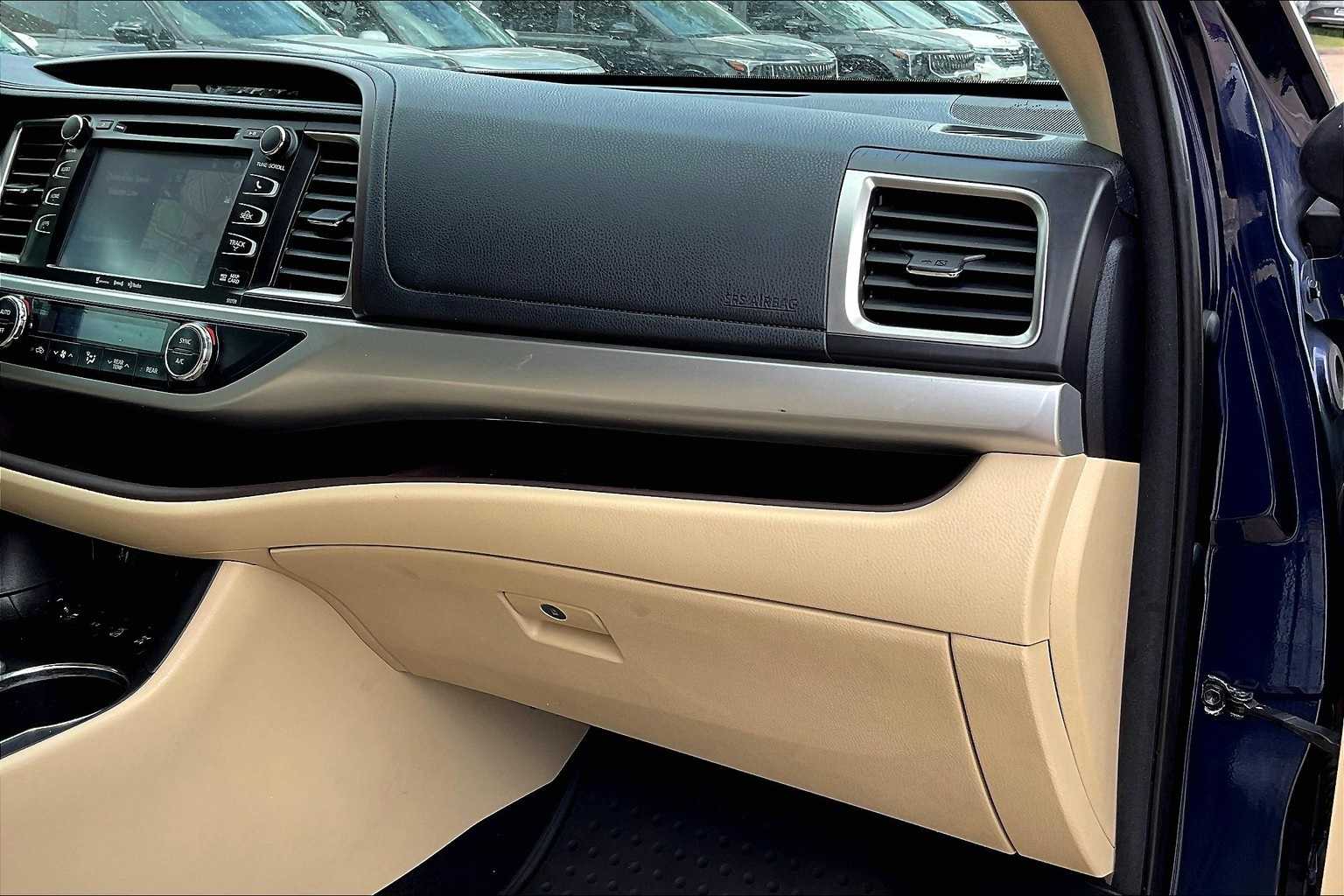 Thumbnail: 2016 Toyota Highlander - 23