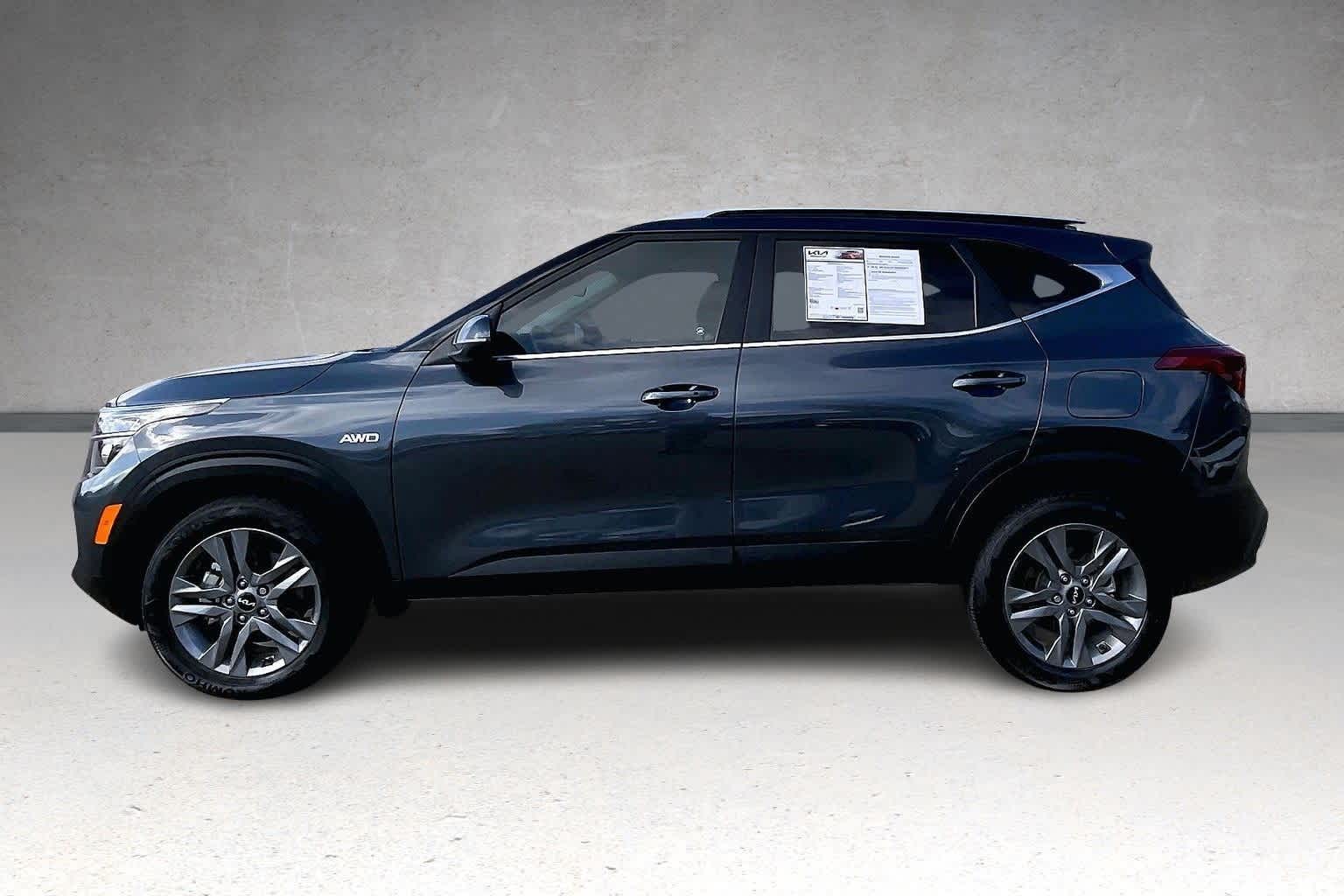 Thumbnail: 2023 Kia Seltos - 3