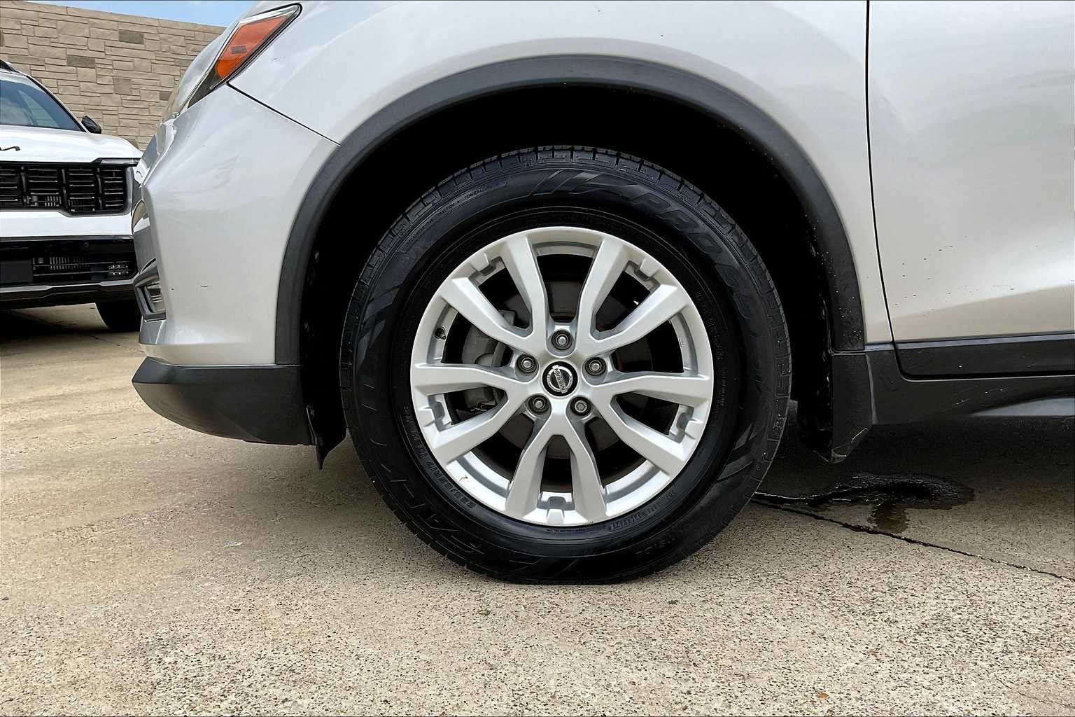 Thumbnail: 2017 Nissan Rogue - 8