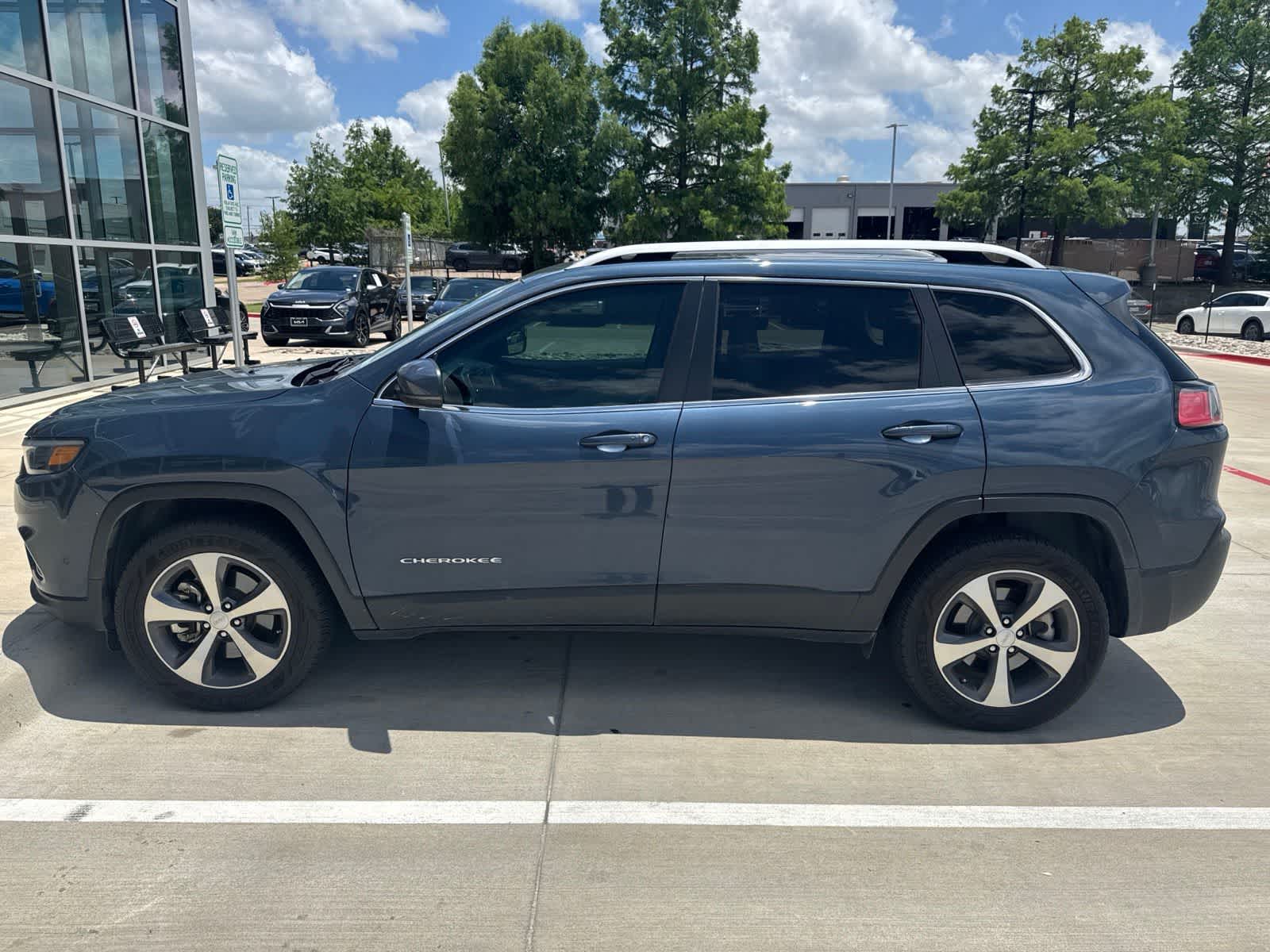 Thumbnail: 2021 Jeep Cherokee - 8