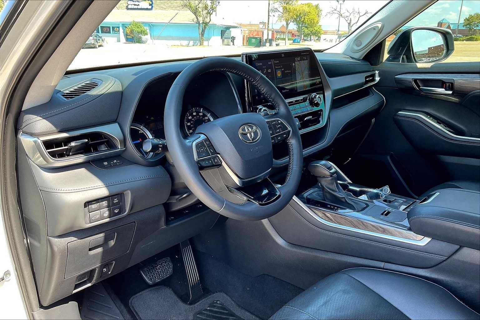 2021 Toyota Highlander Hybrid Limited photo 2