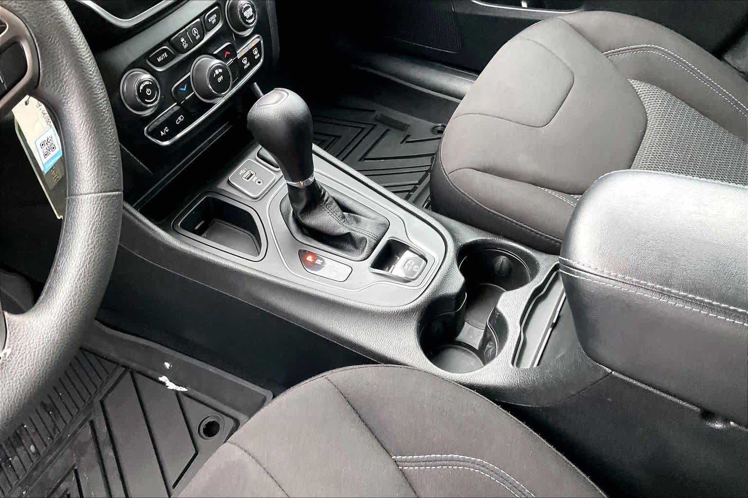 Thumbnail: 2021 Jeep Cherokee - 16