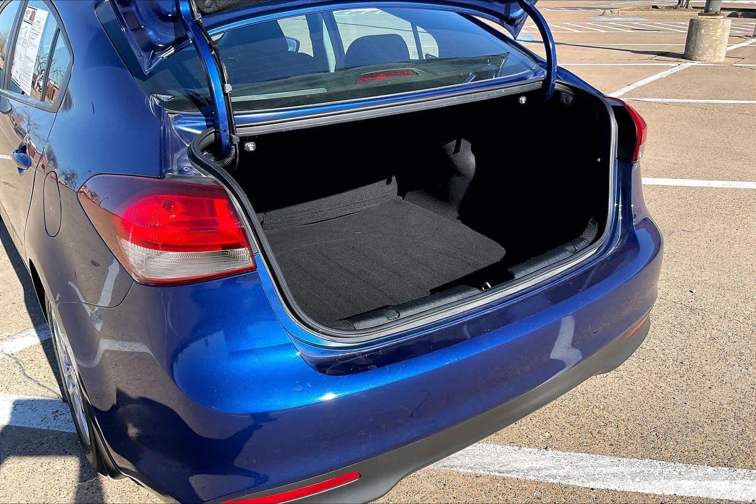 Thumbnail: 2018 Kia Forte - 17