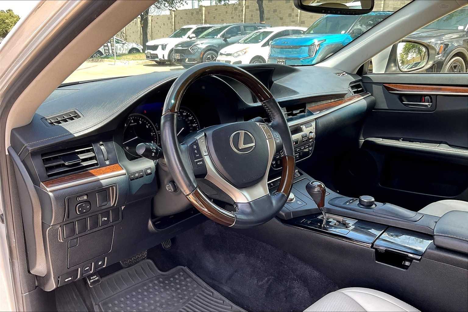 Thumbnail: 2015 Lexus ES - 2