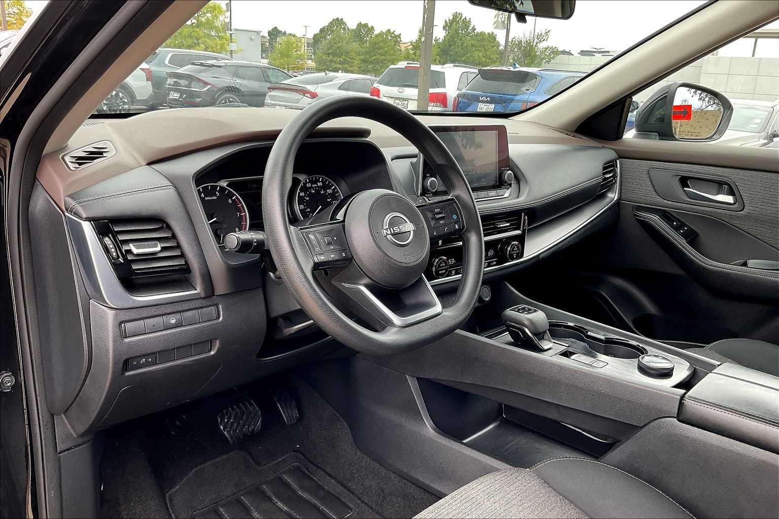 2022 Nissan Rogue SV photo 2