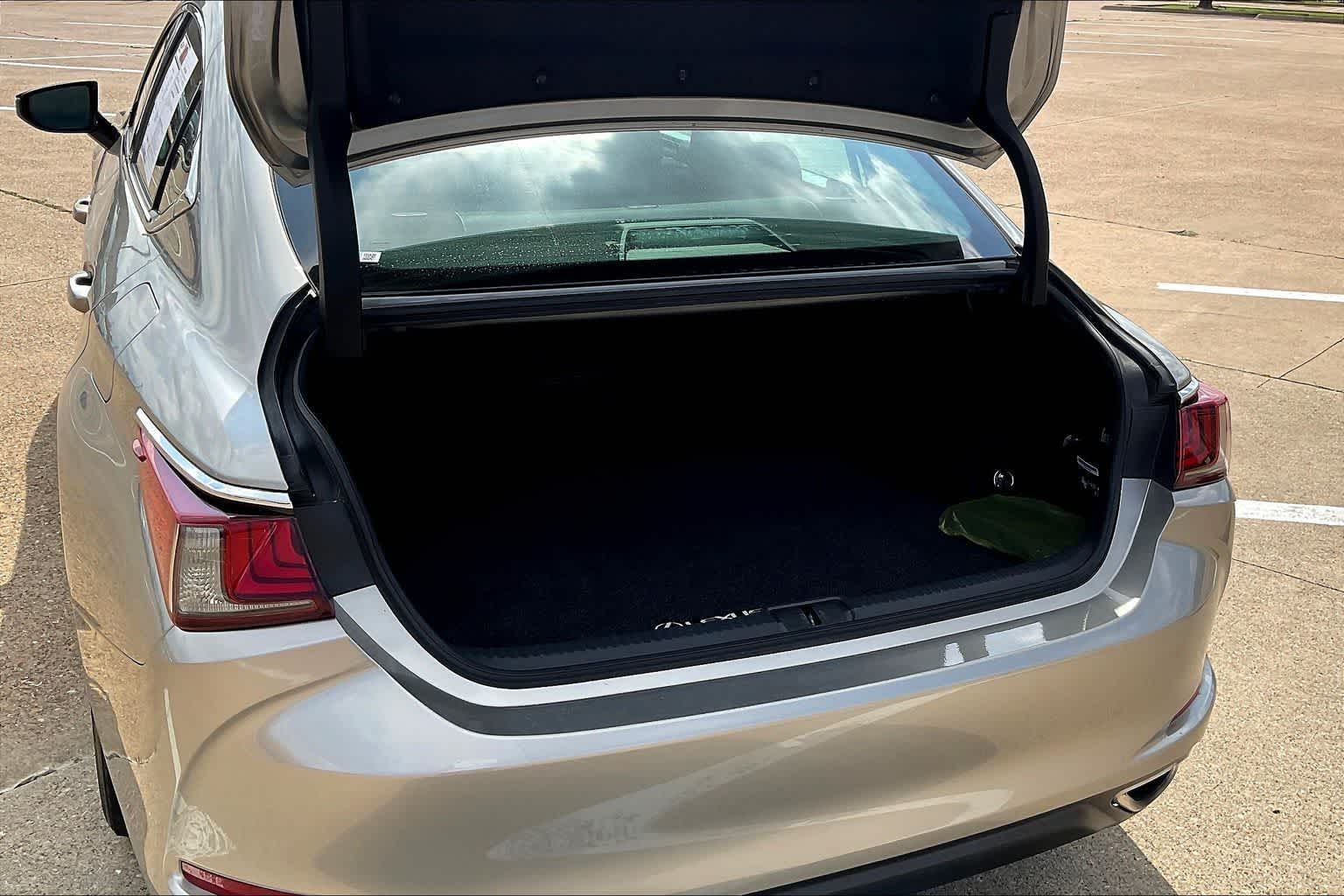 Thumbnail: 2020 Lexus ES - 18