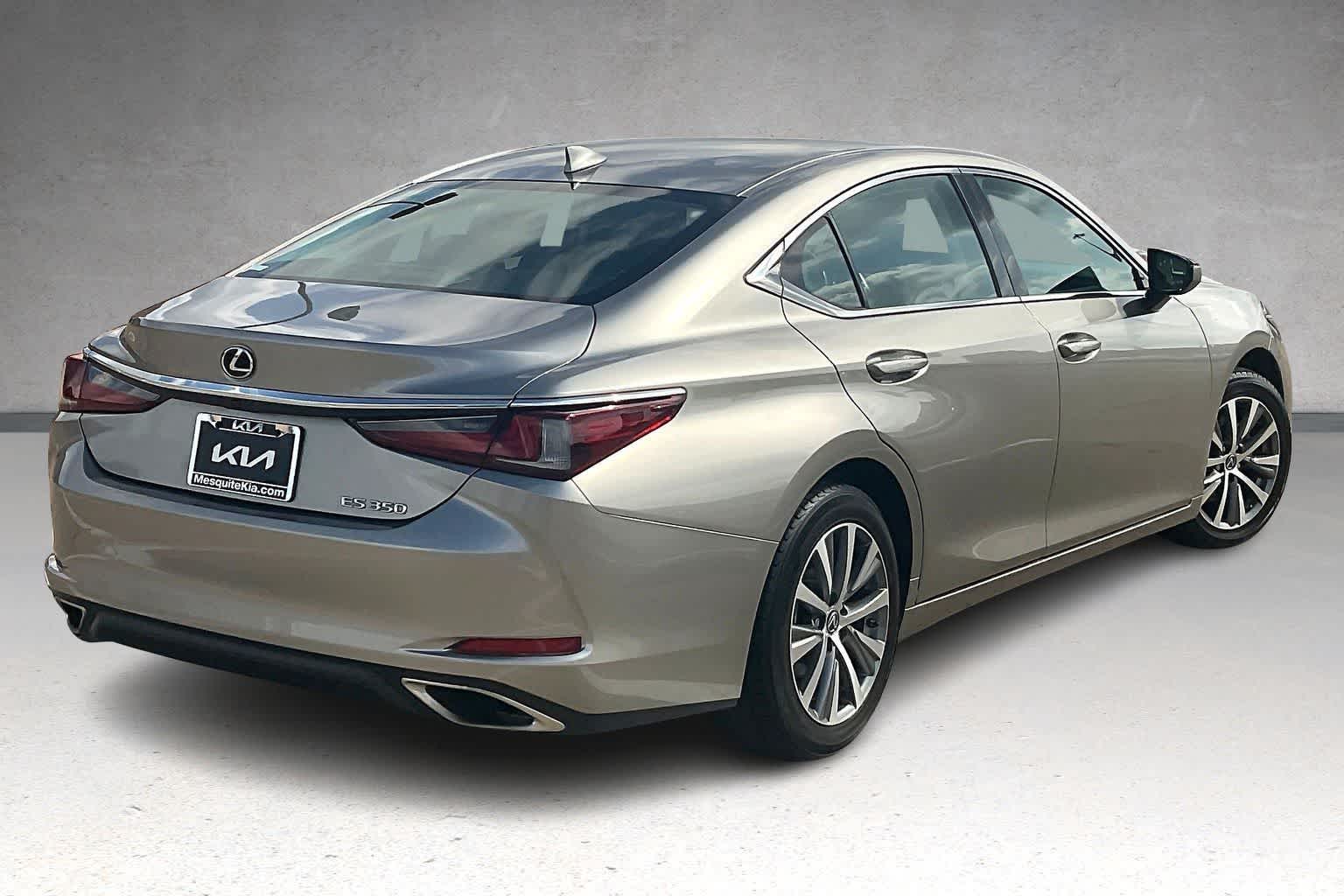 Thumbnail: 2020 Lexus ES - 22