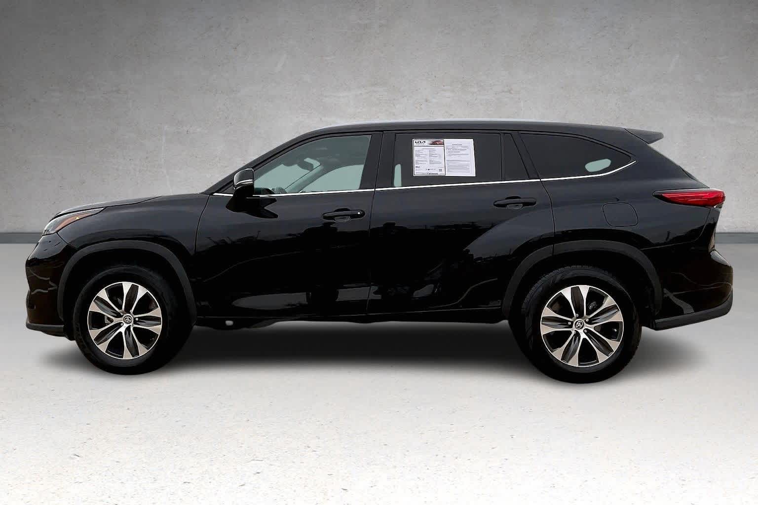 2021 Toyota Highlander XLE photo 2