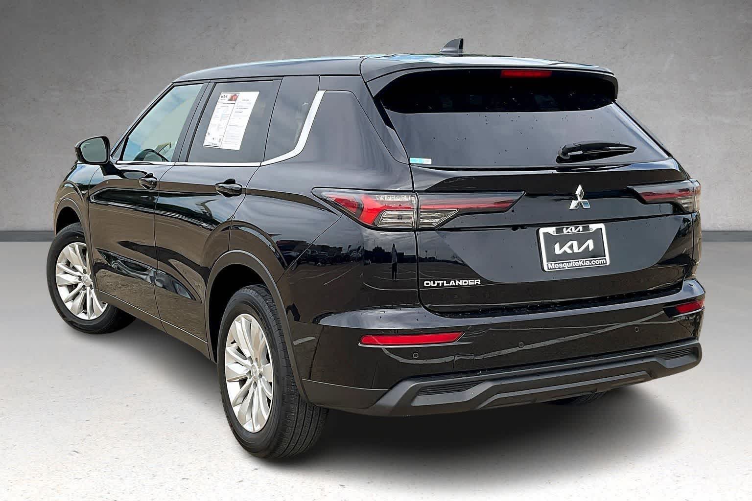 Thumbnail: 2025 Mitsubishi Outlander - 4