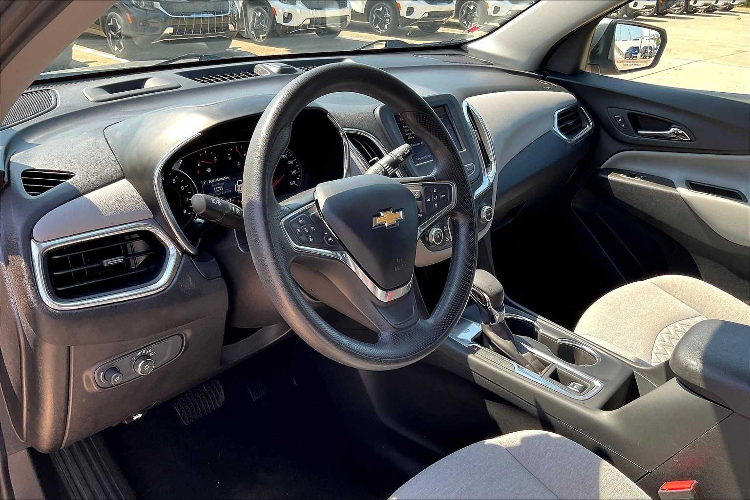 2023 Chevrolet Equinox LT photo 2