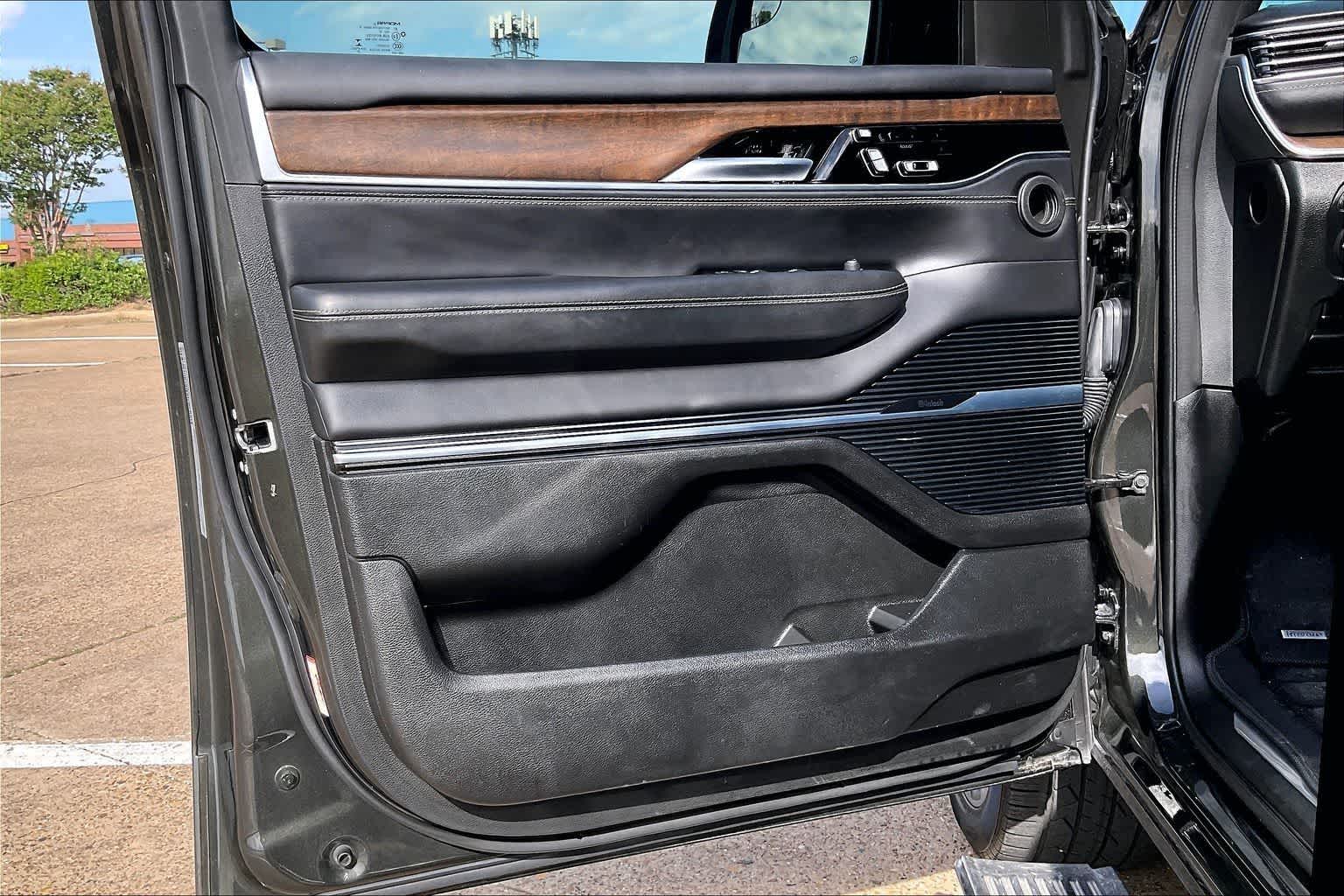 Thumbnail: 2023 Jeep Grand Wagoneer - 27