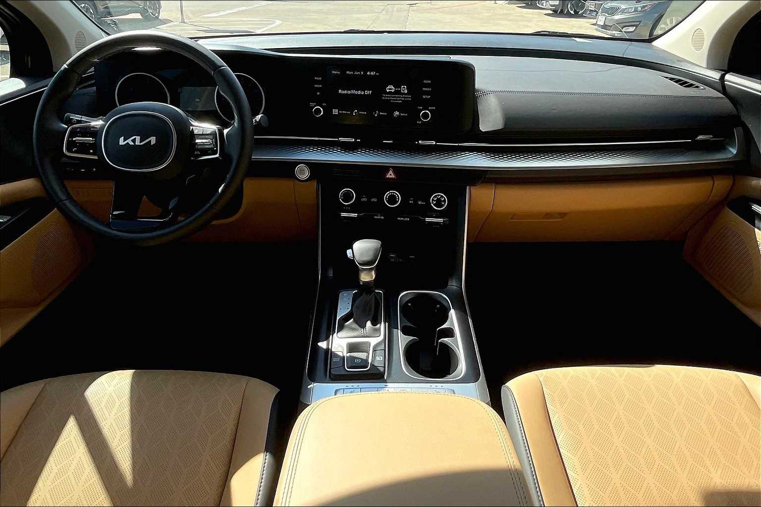 2024 Kia Carnival LX 10