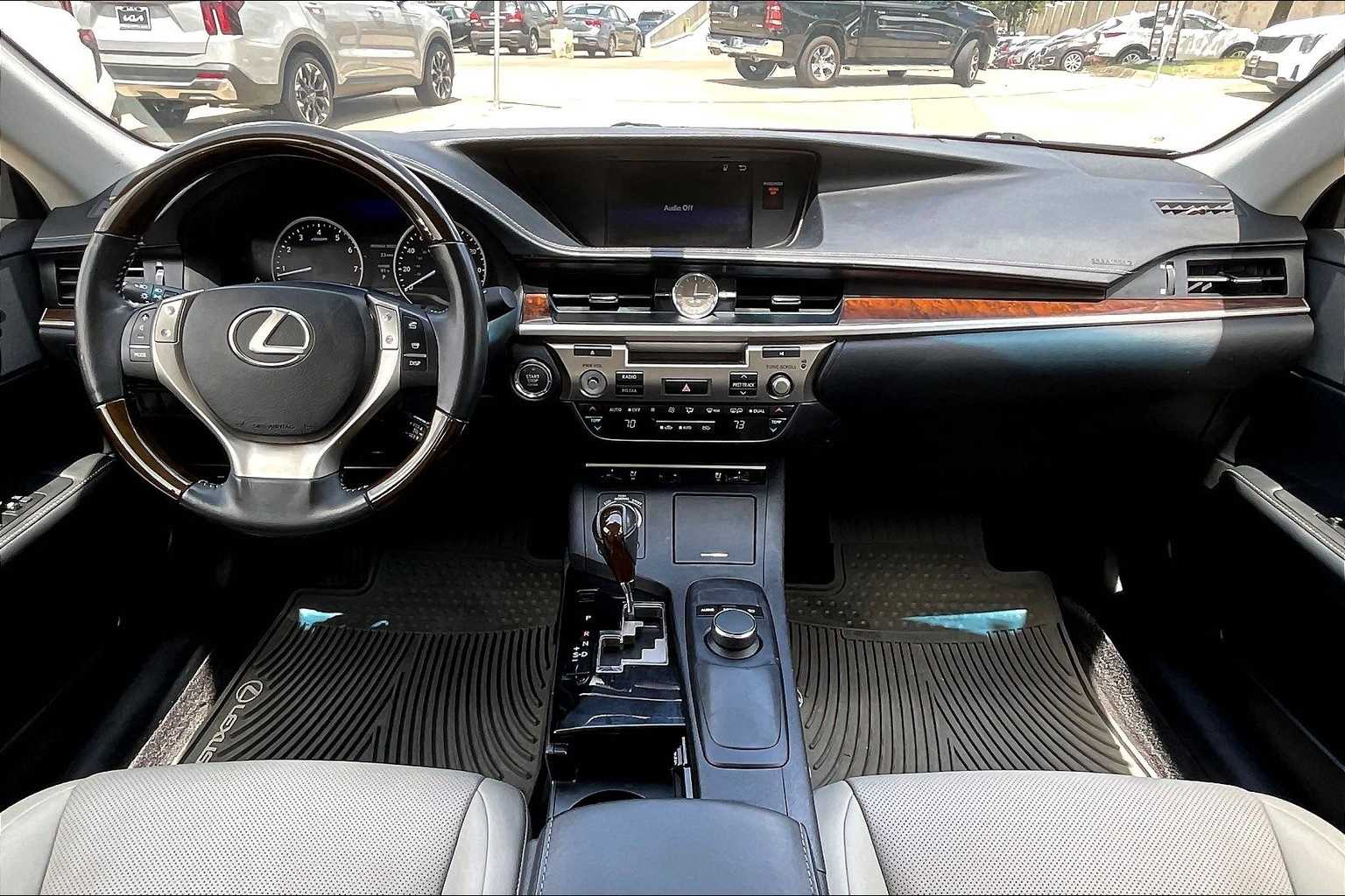 Thumbnail: 2015 Lexus ES - 10