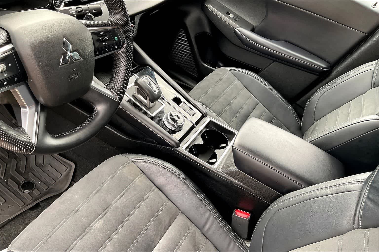 Thumbnail: 2023 Mitsubishi Outlander - 16
