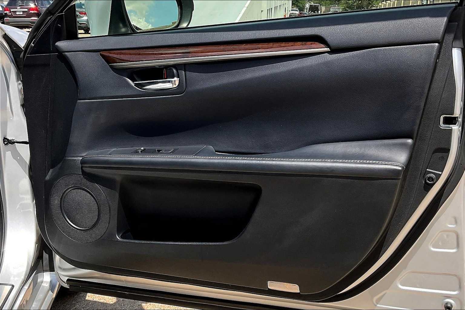 Thumbnail: 2015 Lexus ES - 28
