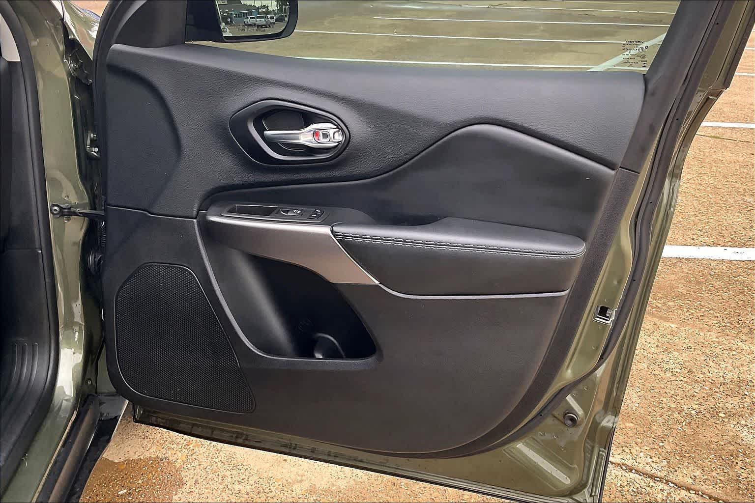 Thumbnail: 2021 Jeep Cherokee - 28