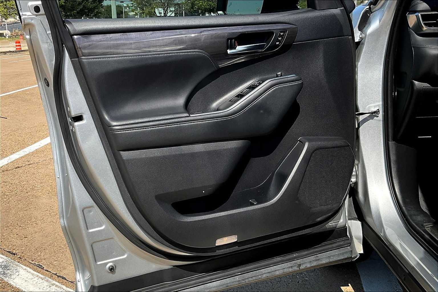 Thumbnail: 2021 Toyota Highlander - 27