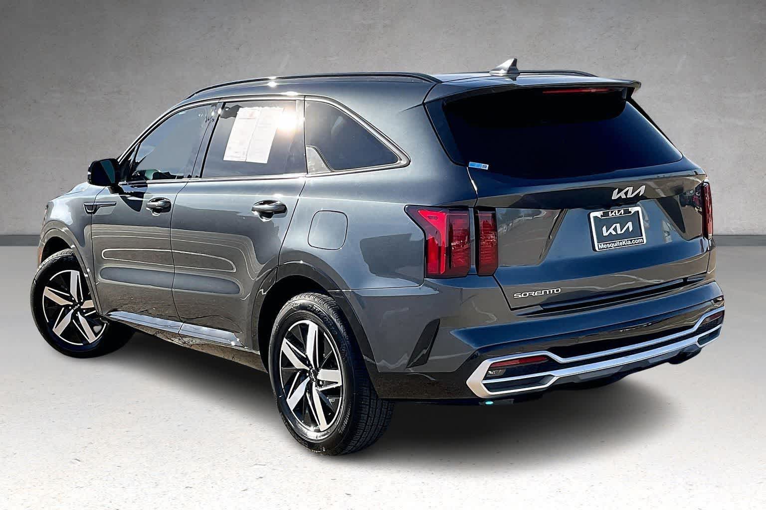 Thumbnail: 2023 Kia Sorento - 4