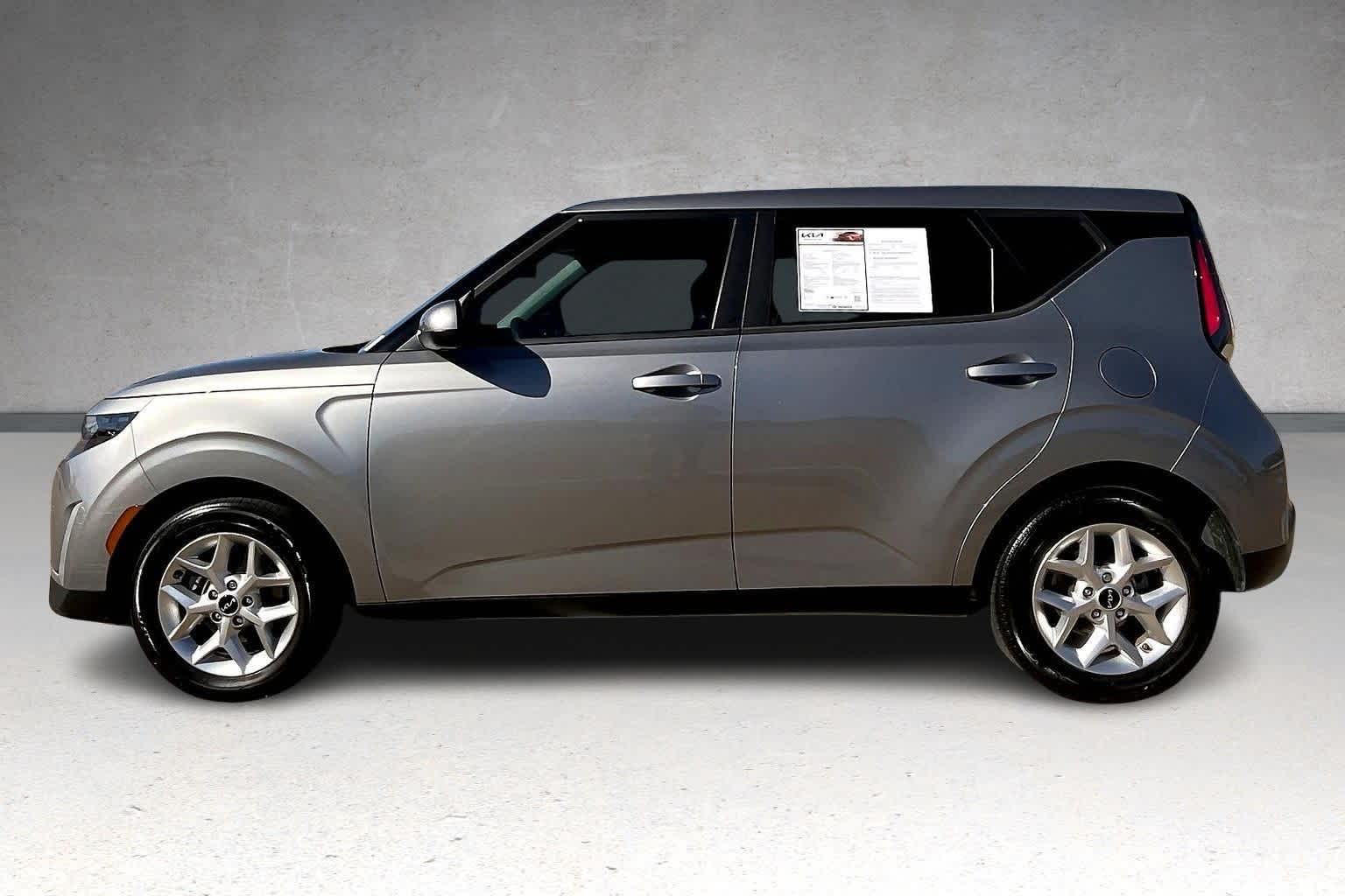 2023 Kia Soul LX photo 3