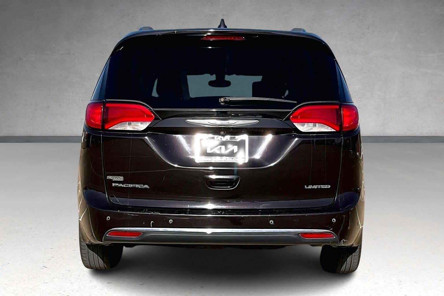 Thumbnail: 2017 Chrysler Pacifica - 5